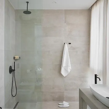 Vila Modern Noble With View And Pool In