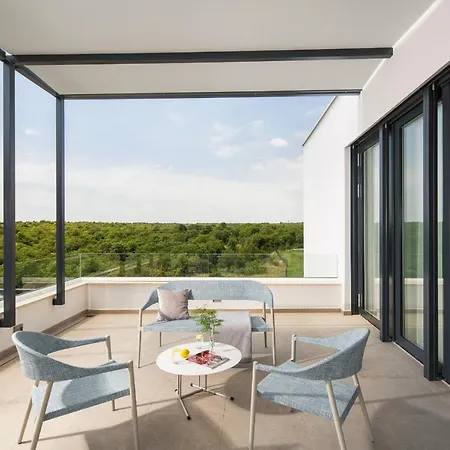 Vila Modern Noble With View And Pool In *