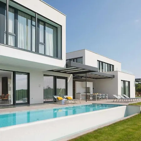 Modern Noble With View And Pool In Vila