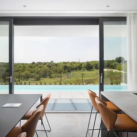 Vila Modern Noble With View And Pool In *